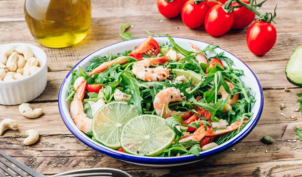 Σαλάτα με ρόκα, αρακά και γαρίδες για ένα ελαφρύ μεσημεριανό