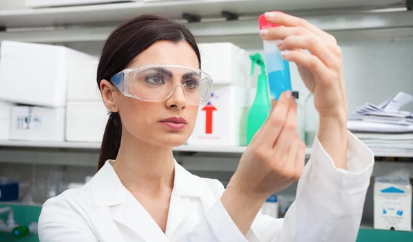 Τι βρήκαν οι ερευνητές για τα "παντοτινά χημικά"; Από τι κινδυνεύεις