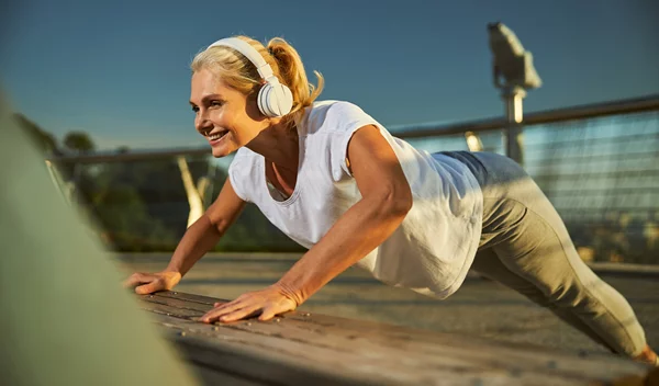 5 πρωινές ασκήσεις που "λιώνουν" το λίπος στην κοιλιά μετά τα 50