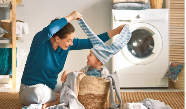 Για να συμμετέχει το παιδί στις δουλειές του σπιτιού, πρέπει να γίνουν πιο εύκολες στο μυαλό τους: 4 τρόποι για να το κάνεις παιχνιδάκι