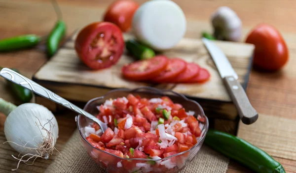 Φρουτοσαλάτα με ντομάτα και άλλες ιδέες για συνταγές με το φρούτο του καλοκαιριού