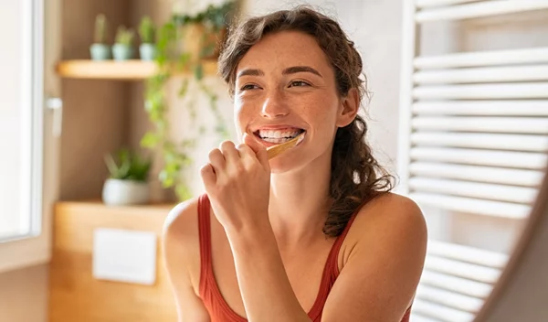 Η καλύτερη ώρα να βουρτσίζεις τα δόντια σου (όχι, δεν είναι μετά το πρωινό)