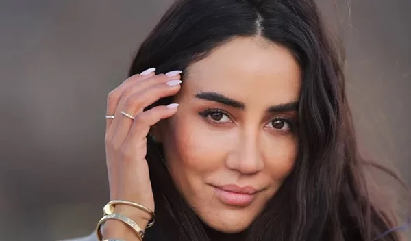 Strawberry milk nails: Το μανικιούρ της άνοιξης που υιοθετούν από τώρα οι πιο φινετσάτες fashionistas