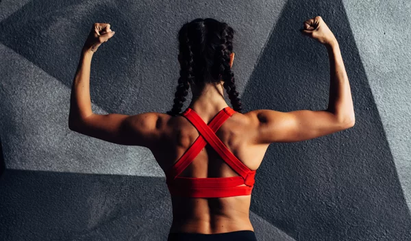 Λίπος στα χέρια; Οι κορυφαίες ασκήσεις της trainer για να κάψεις και να αποκτήσεις γραμμωμένα μπράτσα