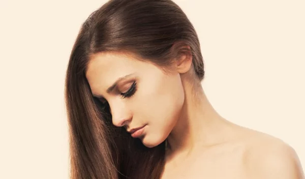 Έχω λιπαρά μαλλιά, τι να κάνω; Μάθε τις συμβουλές της beauty expert