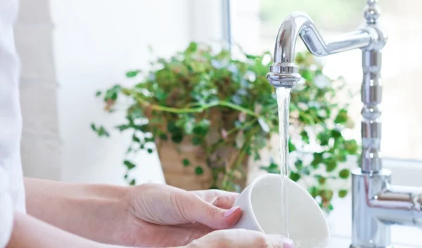 Τι είναι το έκζεμα, γιατί συμβαίνει, πώς αντιμετωπίζεται - και γιατί το λένε «δερματίτιδα της νοικοκυράς»;