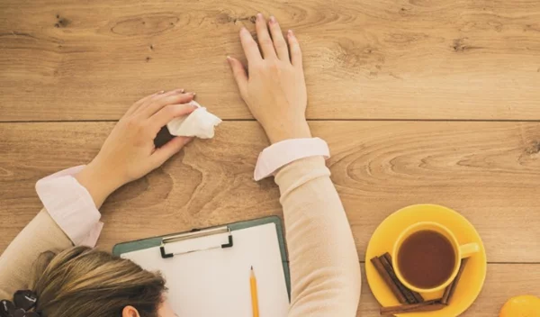 Έχεις ίωση, ιγμορίτιδα, πονάει η πλάτη σου: Να πας στη δουλειά ή όχι;