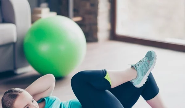 Σφιχτή κοιλιά μετά την εγκυμοσύνη; Δοκίμασε αυτή την άσκηση Pilates - είναι ιδανική ακόμη κι αν δεν έχεις γεννήσει!