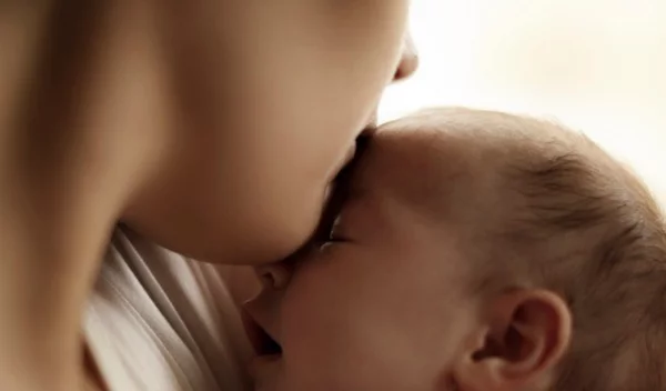 «Το μωρό μου ξυπνάει πάντα μετά τα μεσάνυχτα, τι μπορώ να κάνω;»