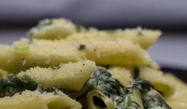 Πένες με σπανάκι στο φούρνο: Νόστιμη μακαρονάδα με 340 θερμίδες μόνο!