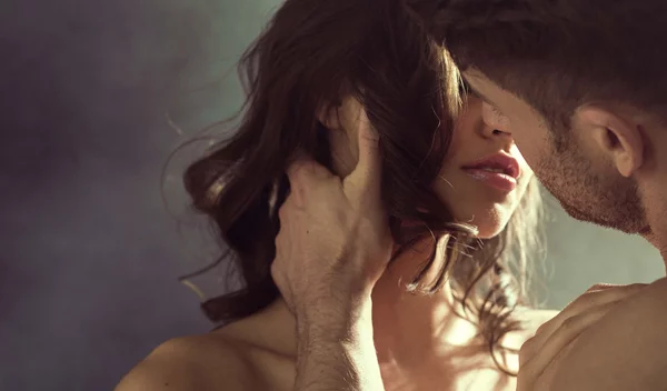 H θεωρία παιγνίων στις σχέσεις: Να γιατί πρέπει να κάνεις ΕΣΥ το πρώτο βήμα για να βρεις τον τέλειο