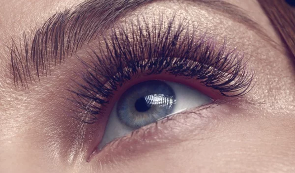 Γιατί πέφτουν οι βλεφαρίδες μου; Oι 5 συνήθειες που το προκαλούν