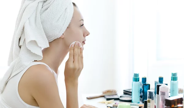 Τελικά πόσες φορές την ημέρα πρέπει να πλένεις το πρόσωπο σου;