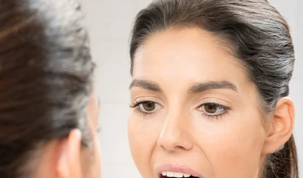 Άσπρη γλώσσα; Τι αποκαλύπτει το χρώμα της γλώσσας για την υγεία σου