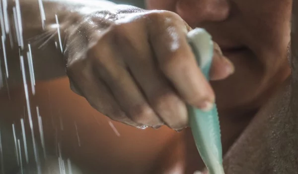 Πώς να κάνω αποτρίχωση στις μασχάλες; Οι επιλογές που έχεις και οι συμβουλές της beauty expert