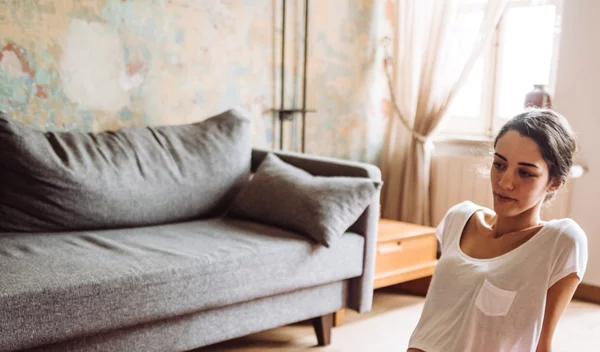 Ασκήσεις για τη μέση: Mini workout με stretching που θα ξεμπλοκάρει τη μέση μας