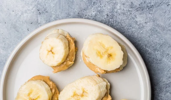 Σνακ πριν την προπόνηση: Πώς σε βοηθά να χάσεις βάρος χωρίς να κάνεις δίαιτα