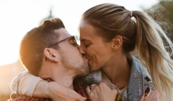 Πώς θα μάθω να φιλάω; 6 συμβουλές για τέλειο φιλί