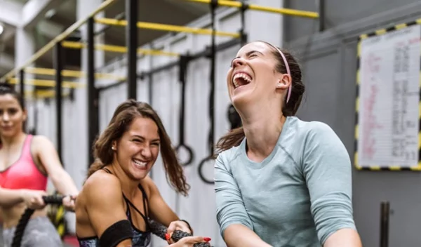 Άσκηση "κρεμάλα": Η πιο φρέσκια παραλλαγή HIIT για να καις λίπος μαζί με την κολλητή σου!