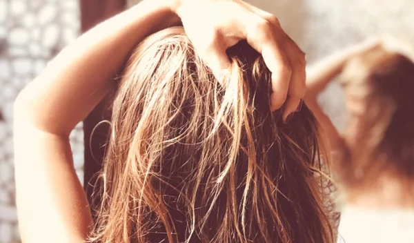 Έχω πιτυρίδα, τι να κάνω; Όσα συστήνει ο δερματολόγος για την αντιμετώπισή της