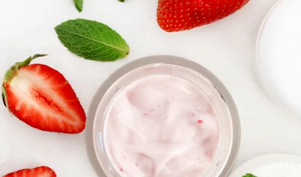 Συνταγές ομορφιάς με φράουλες: Φτιάξε μάσκες, πίλινγκ και γαλάκτωμα