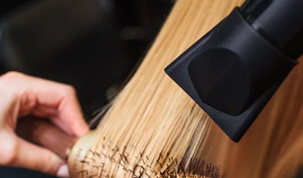 Πιστολάκι μαλλιών, πρέσα, ψαλίδι: Τα χρησιμοποιούμε σωστά;