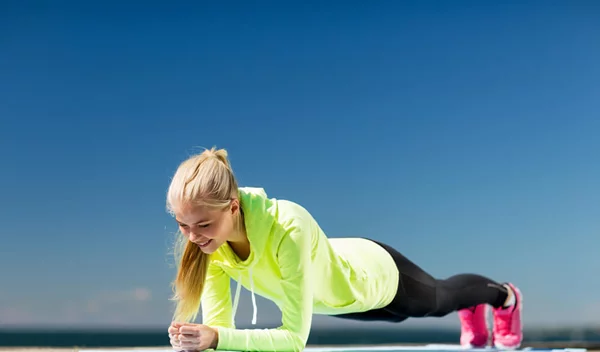 Σφιχτή κοιλιά σε 30''; Η πιο εύκολη άσκηση σανίδας για ΦΛΑΤ κοιλιακούς