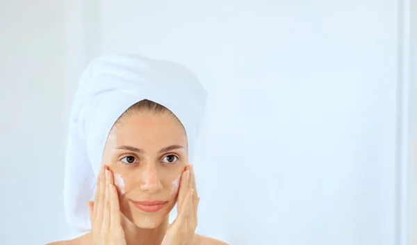 7 συνταγές για μάσκα προσώπου και μαλλιών που λατρεύουν οι celebrities