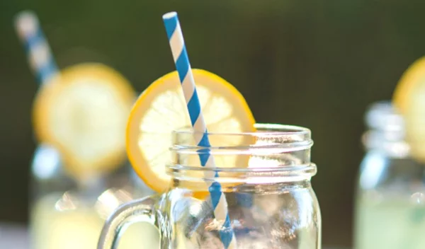 Σπιτική λεμονάδα με λίγες θερμίδες: Το τέλειο δροσιστικό ποτό για το καλοκαίρι