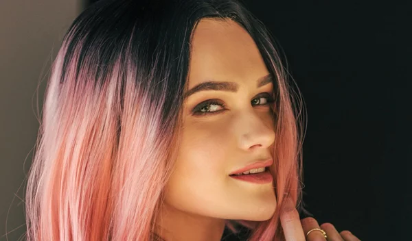 5 + 1 χτενίσματα που καμουφλάρουν τέλεια τις ρίζες