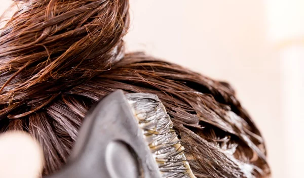 Ο πιο εύκολος τρόπος να βγει η βαφή μαλλιών από το δέρμα