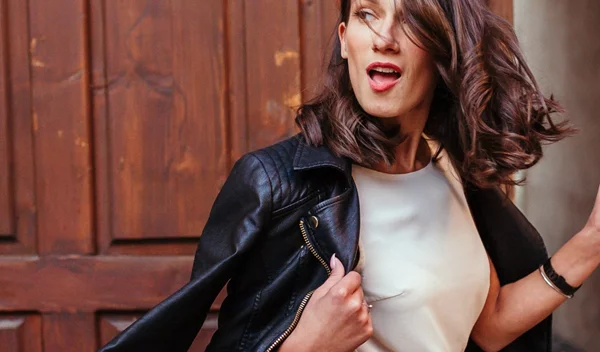 Πώς να ντύνομαι για να φαίνομαι νεότερη; 5 συμβουλές μόδας που κρύβουν χρόνια