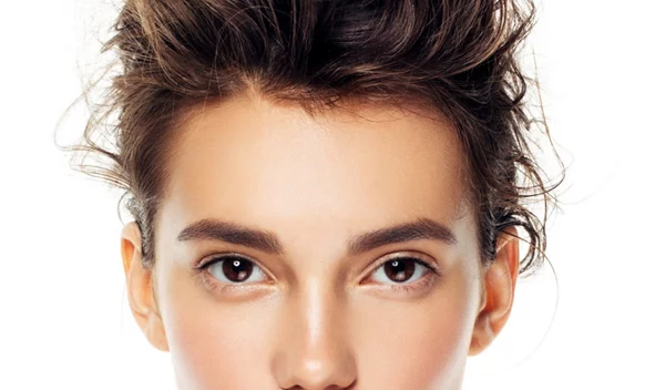 Μυστικά για πορσελάνινη επιδερμίδα: 4 κινήσεις για τέλειο αποτέλεσμα πριν τις γιορτές