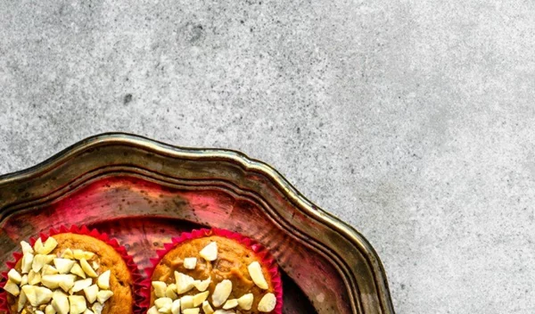 Vegan ατομικά κέικ με σοκολάτα και φυστικοβούτυρο