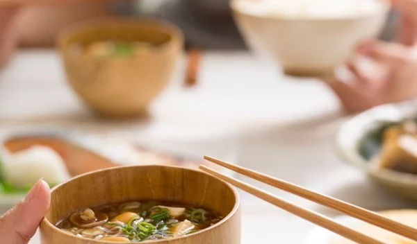 Τι τρώνε οι Γιαπωνέζες και είναι αδύνατες; 3 συμβουλές διατροφής τους