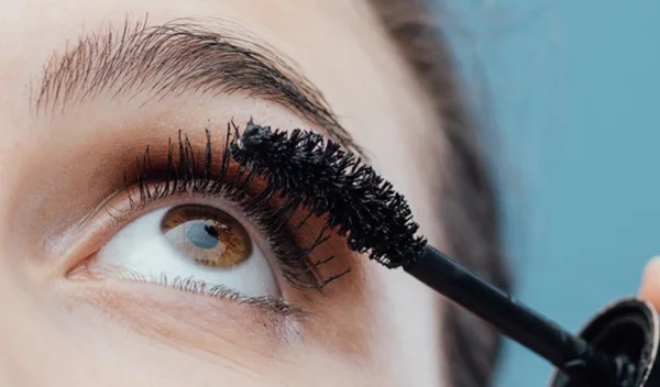 Όλα τα προβλήματα που σου δημιουργεί η μάσκαρα και πώς να τα αντιμετωπίσεις