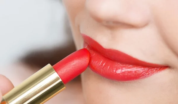 Αυτά τα beauty tutorials μας έπεισαν να πειραματιστούμε με fun χρώματα