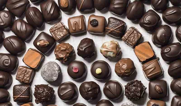 Θερμίδες στις γιορτές: Να πώς θα διαλέξεις ποτά, ορεκτικά, γλυκά και φαγητά