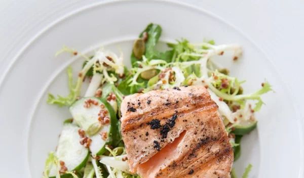 Σαλάτα με σολομό γεμάτη Ω-3 λιπαρά και νοστιμιά