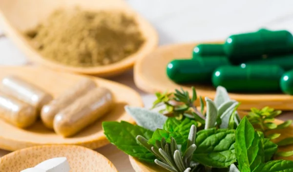 Μάθε σε 2' ποια βότανα και φάρμακα μπορεί να αλληλεπιδράσουν μεταξύ τους