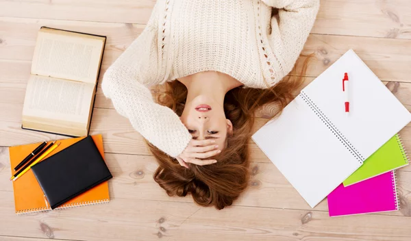 Πώς το άγχος σε κάνει να πονάς ή να αποκτάς ακμή (και πώς να αντιμετωπίσεις κάθε σύμπτωμα);