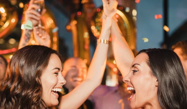 Πώς θα περάσεις ωραία σε ένα πάρτι και θα γνωρίσεις καινούριο κόσμο;