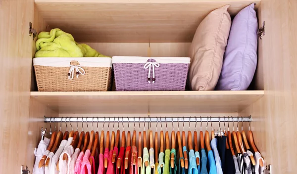 Οι βασικοί κανόνες για σωστή οργάνωση ντουλάπας