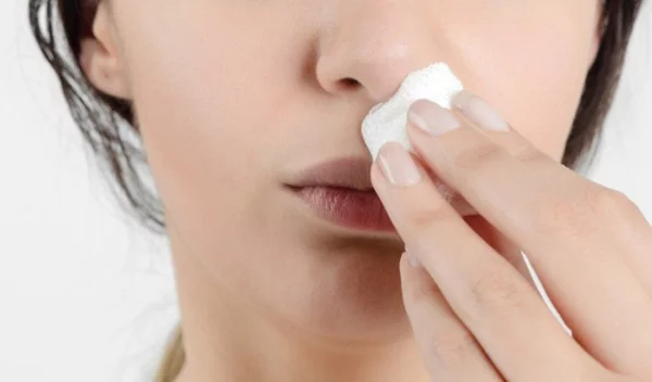 Προστασία από ιώσεις: Ο Θανάσης Ευθυμιάδης έγινε viral δείχνοντας πώς να καθαρίζουμε τη μύτη (vid)