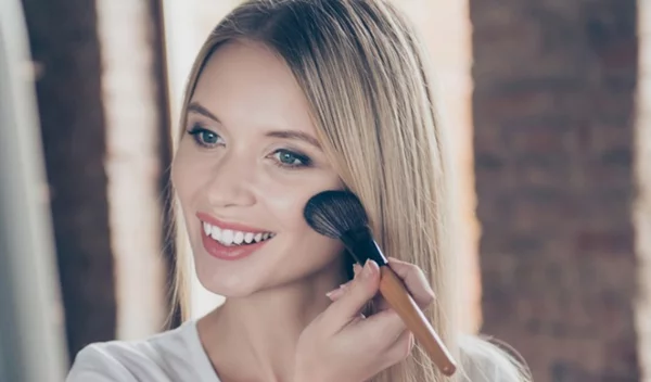 3 πράγματα που πρέπει να ξέρεις αν φοράς ρουζ (+ άλλες συμβουλές)