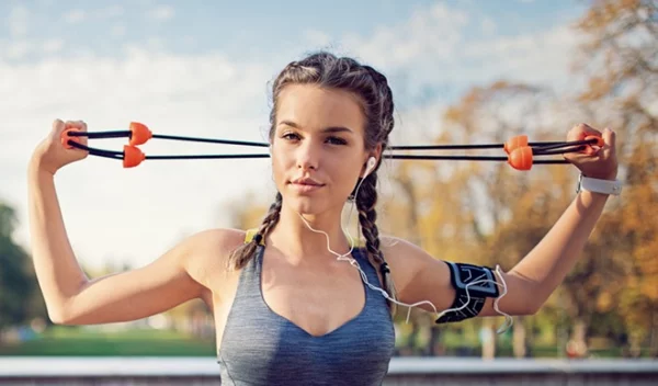 Το 10λεπτο πρόγραμμα ασκήσεων με λάστιχα που θα κάνεις παντού