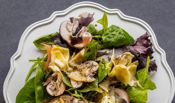 Νηστίσιμη συνταγή για σαλάτα με αγκινάρες και μανιτάρια