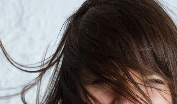 Τι να κάνω για τα λιπαρά μαλλιά; Αντίο στα λαδωμένα μαλλιά με αυτά τα μυστικά!