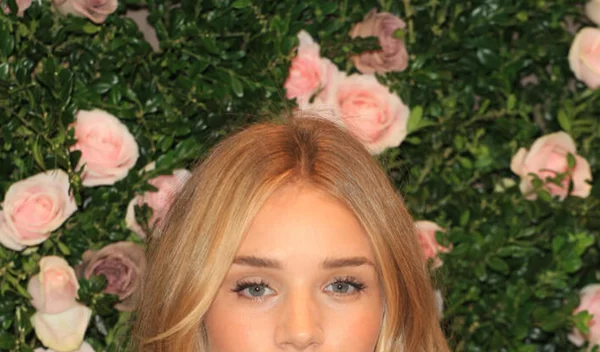 Μάθαμε την top άσκηση της Rosie Huntington - Whiteley για τονωμένα πόδια (και είναι πανεύκολη!)