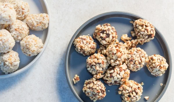 Θρεπτικές μπάλες ενέργειας με σοκολάτα ή αμύγδαλο